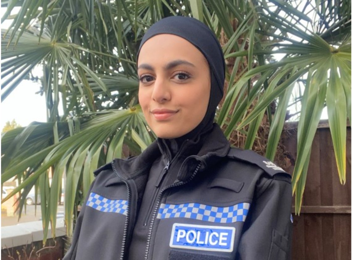 Britisk politi tillater bruk av hijab. Siden alt går så strålende der borte, vil Simen Bondevik kopiere dette i norsk politi. Foto: Leicester Police Britisk politi tillater bruk av hijab. Siden alt går så strålende der borte, vil Simen Bondevik kopiere dette i norsk politi. Foto: Leicester Police