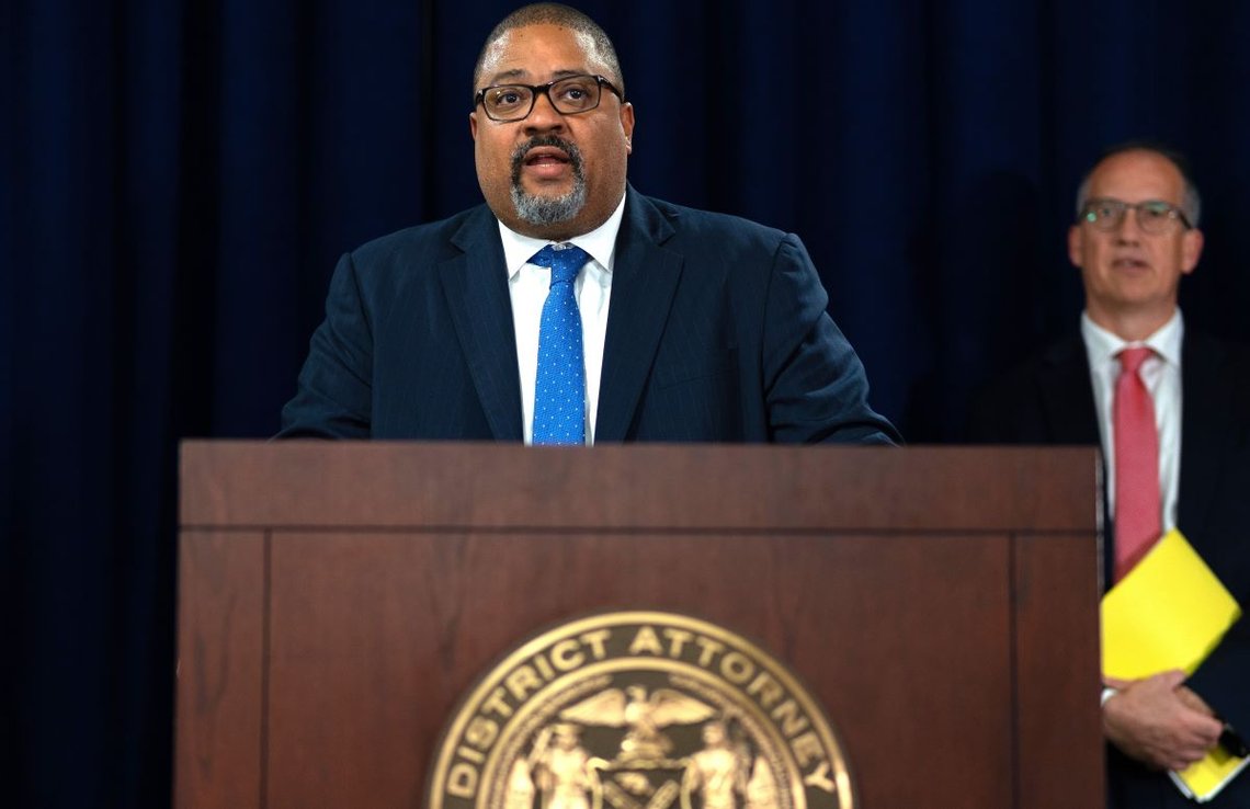 New York City, NY. 8. september 2022. Statsadvokat Alvin Bragg på Manhattan kunngjør tiltalen mot Steve Bannon, som var tiltalt i NYC Supreme Court. Foto: Shutterstock av Steve Sanchez Photos, New York. New York City, NY. 8. september 2022. Statsadvokat Alvin Bragg på Manhattan kunngjør tiltalen mot Steve Bannon, som var tiltalt i NYC Supreme Court. Foto: Shutterstock av Steve Sanchez Photos, New York.