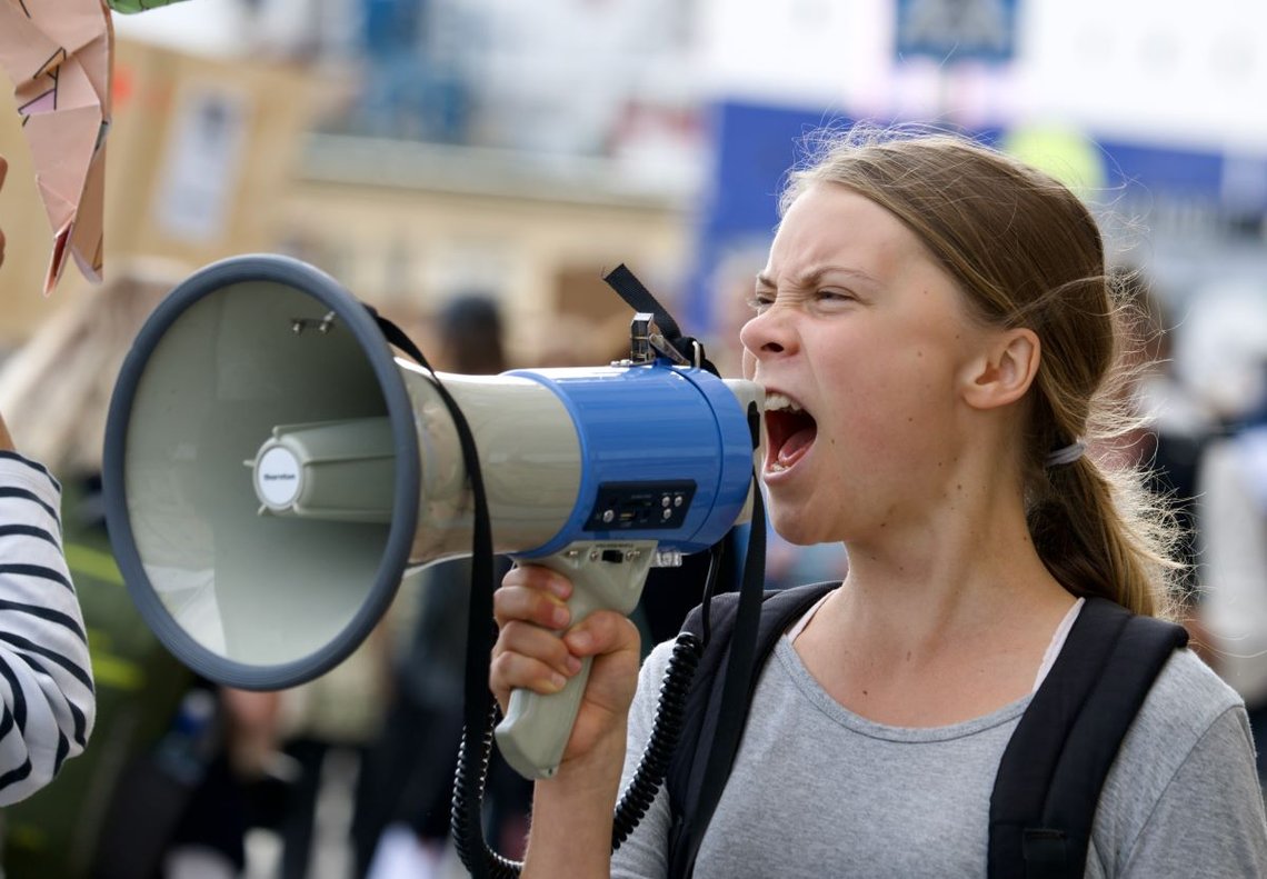 Stockholm, Sverige - 22. september 2023: Aktivisten Greta Thunberg demonstrerer i Stockholm. Fredager for fremtidens klimastreik. Foto: Shutterstock av Liv Oeian, Sverige. Stockholm, Sverige - 22. september 2023: Aktivisten Greta Thunberg demonstrerer i Stockholm. Fredager for fremtidens klimastreik. Foto: Shutterstock av Liv Oeian, Sverige.