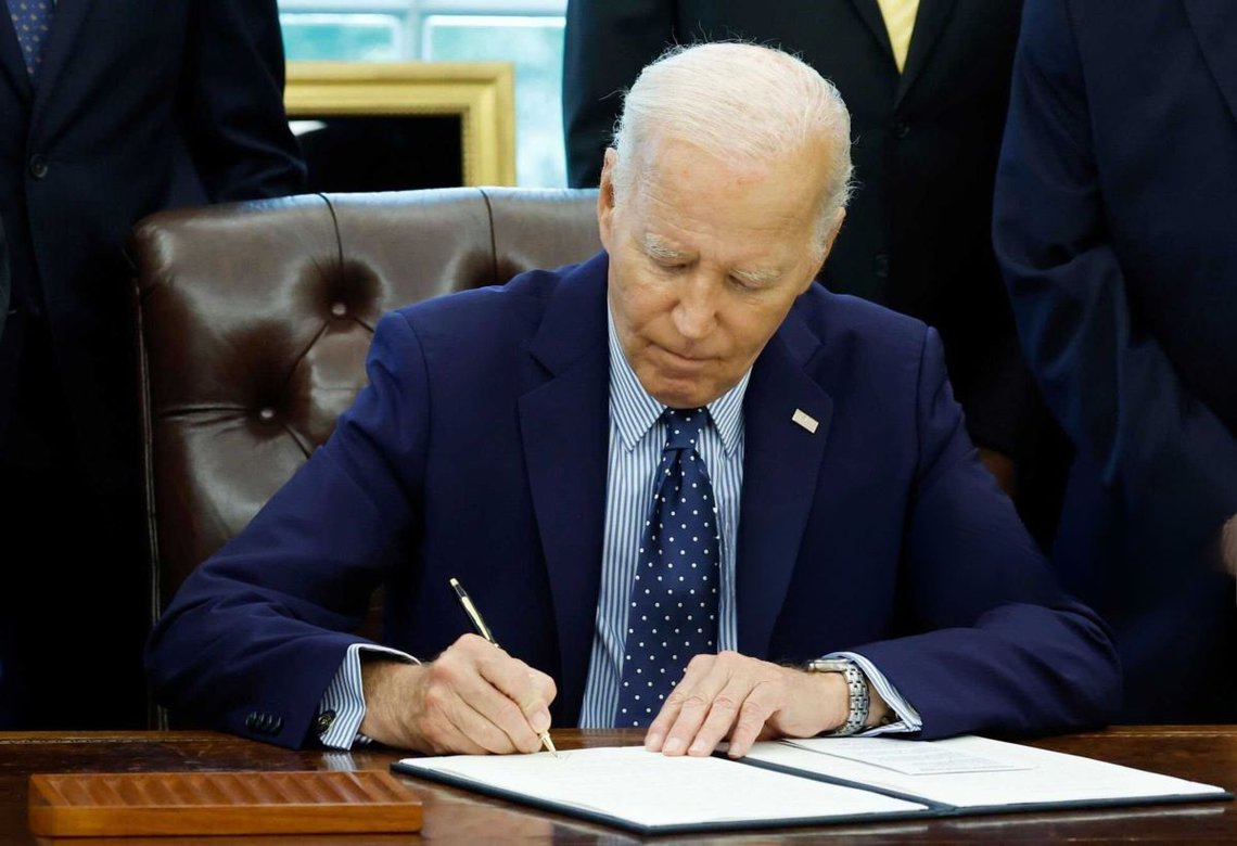 Washington DC, 16. august 2024: USAs president Joe Biden undertegner en proklamasjon om å utnevne stedet for raseopptøyene i Springfield i 1908 til et nasjonalt monument. Det ovale kontor i Det hvite hus i august. Foto: Shutterstock av Anna Moneymaker. Washington DC, 16. august 2024: USAs president Joe Biden undertegner en proklamasjon om å utnevne stedet for raseopptøyene i Springfield i 1908 til et nasjonalt monument. Det ovale kontor i Det hvite hus i august. Foto: Shutterstock av Anna Moneymaker.