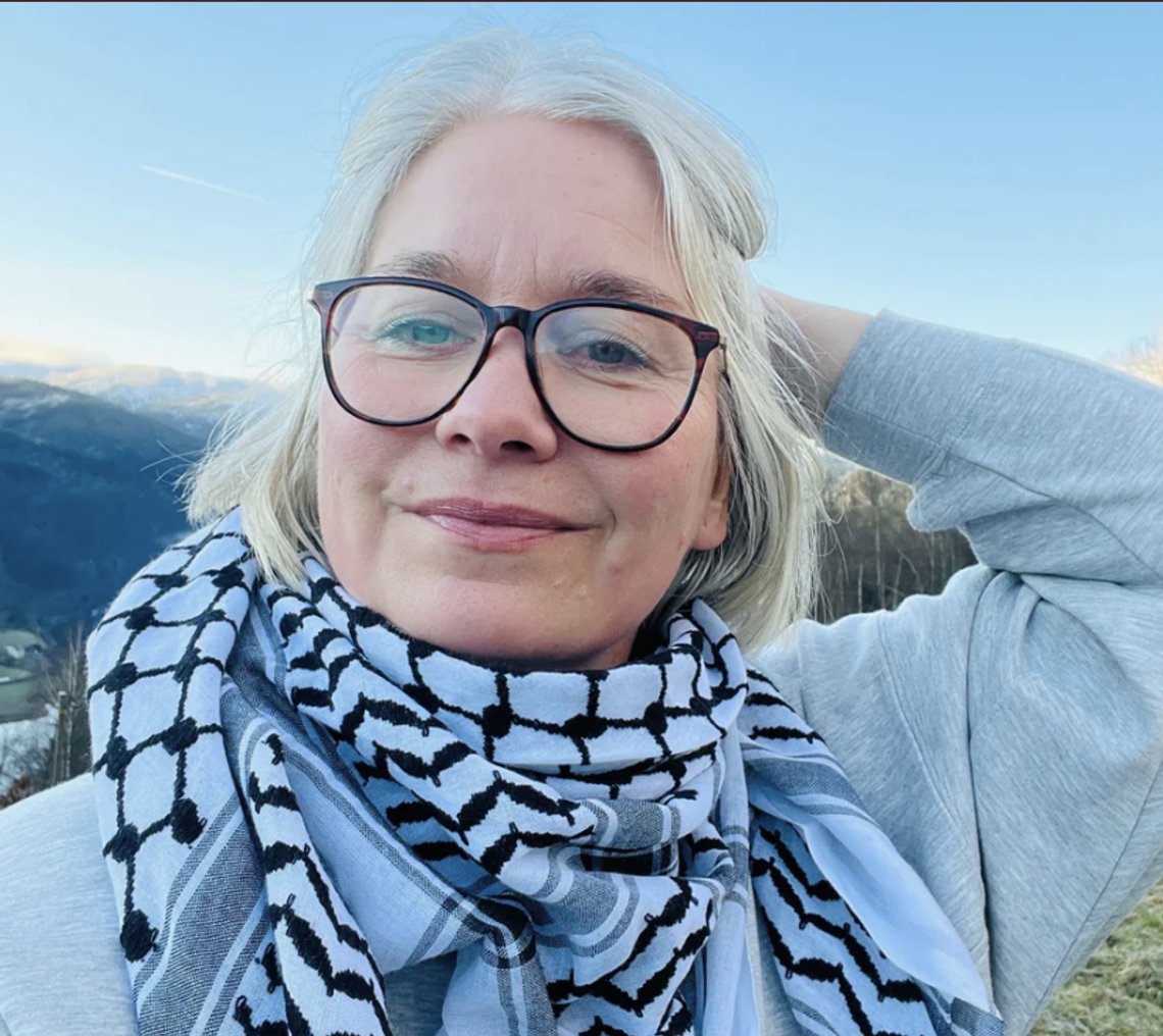 Vossabia-gründer Renate Lunde her iført tidsriktig keffiyeh. Foto: Vossabia Vossabia-gründer Renate Lunde her iført tidsriktig keffiyeh. Foto: Vossabia