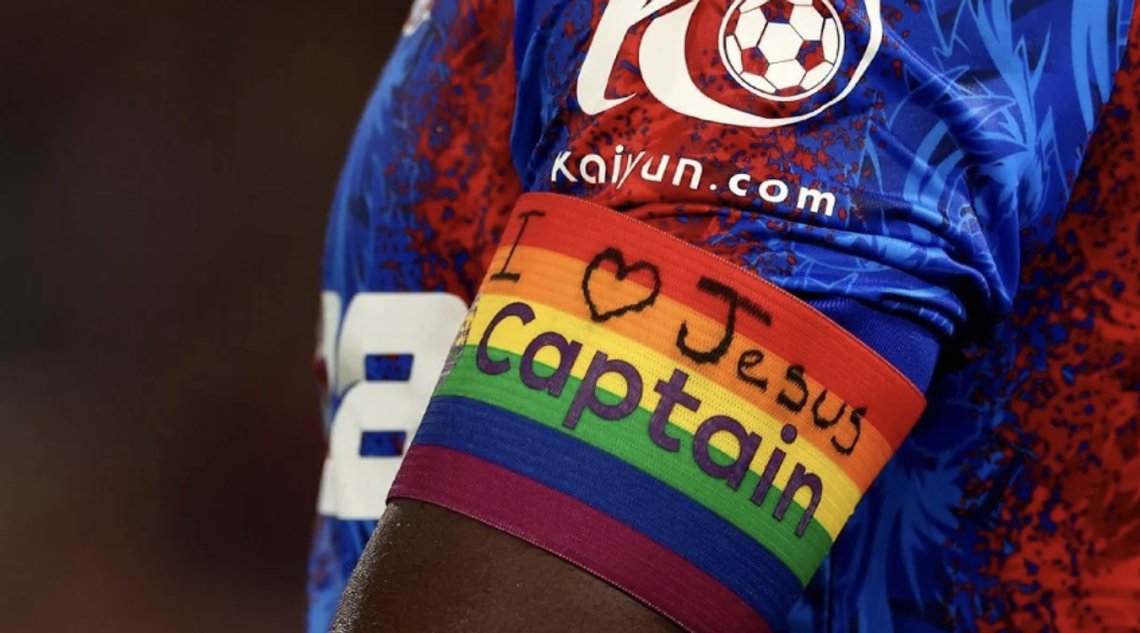 Crystal Palace-kaptein Marc Guéhi risikerte straff etter å ha brukt dette kapteinsbindet i helgens Premier League-oppgjør. Stillbilde Reddit Crystal Palace-kaptein Marc Guéhi risikerte straff etter å ha brukt dette kapteinsbindet i helgens Premier League-oppgjør. Stillbilde Reddit