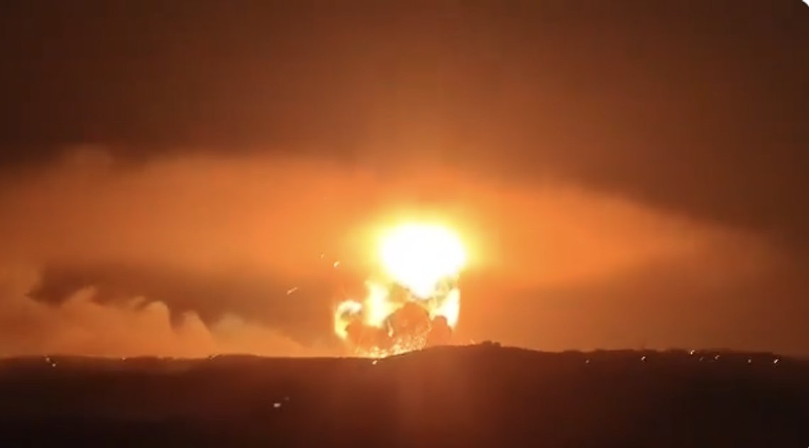 Voldsomme eksplosjoner etter israelske angrep mot kystbyen Tartus i Syria. Foto: Stillbilde X/ OSINTdefender Voldsomme eksplosjoner etter israelske angrep mot kystbyen Tartus i Syria. Foto: Stillbilde X/ OSINTdefender