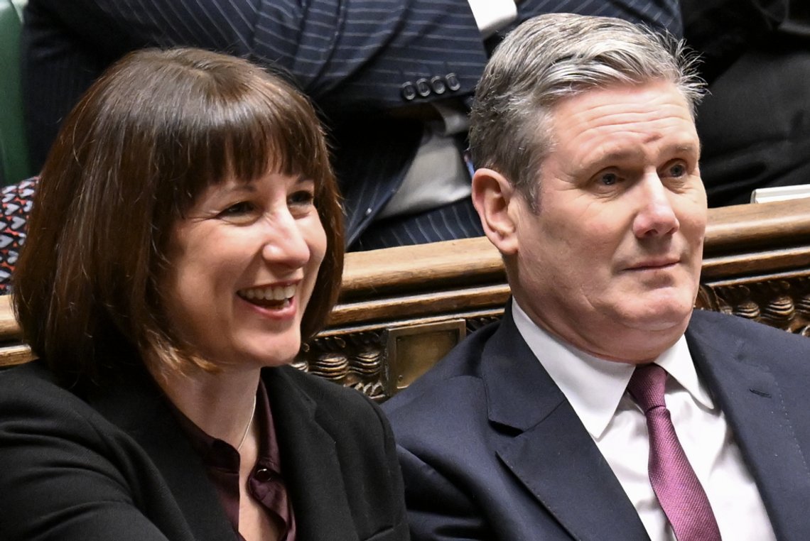 Keir Starmer og Rachel Reeves i Underhuset. De smiler, men er blant historiens minst populære britiske politikere. Foto: UK PARLIAMENT Keir Starmer og Rachel Reeves i Underhuset. De smiler, men er blant historiens minst populære britiske politikere. Foto: UK PARLIAMENT