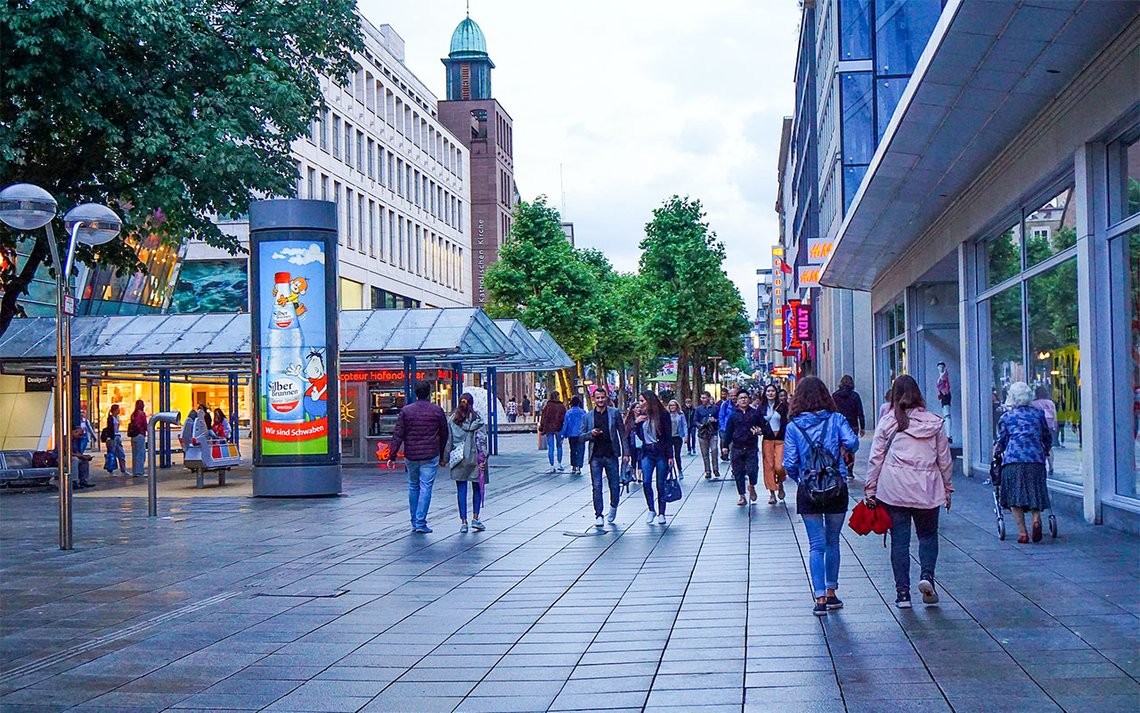 Unge menn som går rundt og stikker mennesker med kniv i Stuttgarts gater, kan ikke sendes hjem. Det er ikke trygt nok for dem i Syria. Foto: Giftzwerg 88 CC BY-SA 3.0 Unge menn som går rundt og stikker mennesker med kniv i Stuttgarts gater, kan ikke sendes hjem. Det er ikke trygt nok for dem i Syria. Foto: Giftzwerg 88 CC BY-SA 3.0