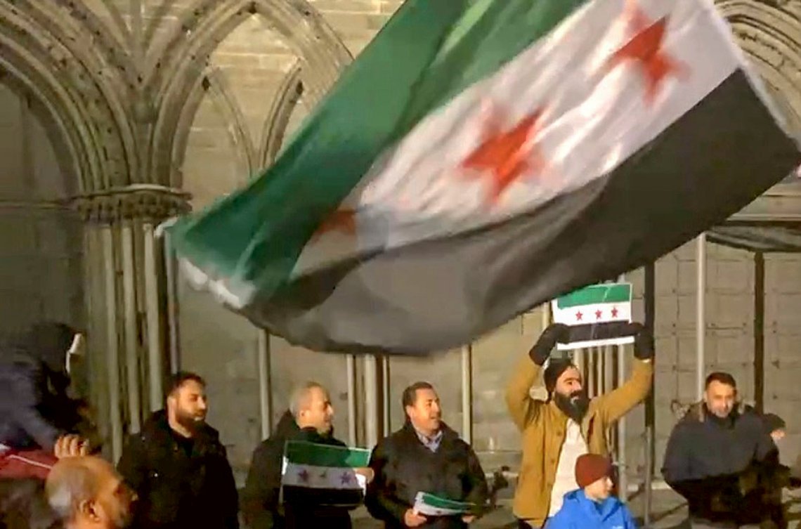 Hyller islam foran Nidarosdomen, med imam Adnan Bazaa i spissen 7. desember 2024, da islamister og jihadister var iferd med å overta Syria. Skjermdump. Hyller islam foran Nidarosdomen, med imam Adnan Bazaa i spissen 7. desember 2024, da islamister og jihadister var iferd med å overta Syria. Skjermdump.