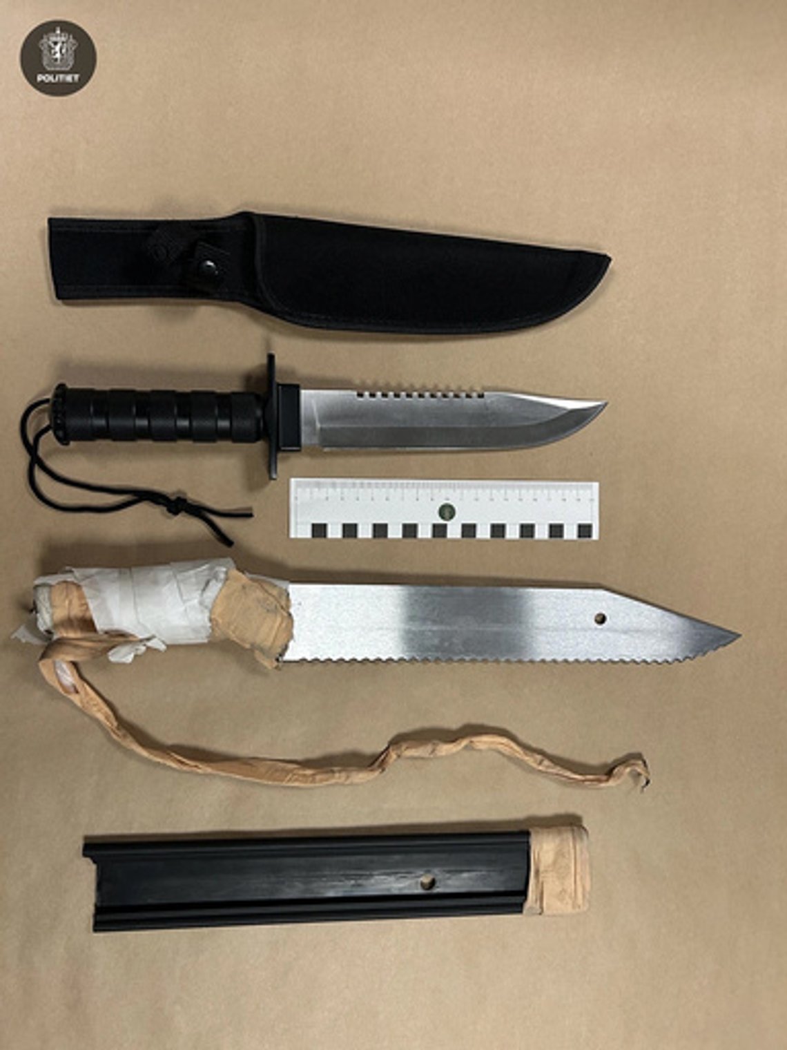 Oslo 20250104. Politiet foretok en kontroll av tog ved Ås stasjon og det ble funnet totalt 2 kniver og 1 machete. Disse ble funnet i tilknytning til en gruppe med 7 mindreårige gutter. Foto: Politiet / NTB Oslo 20250104. Politiet foretok en kontroll av tog ved Ås stasjon og det ble funnet totalt 2 kniver og 1 machete. Disse ble funnet i tilknytning til en gruppe med 7 mindreårige gutter. Foto: Politiet / NTB