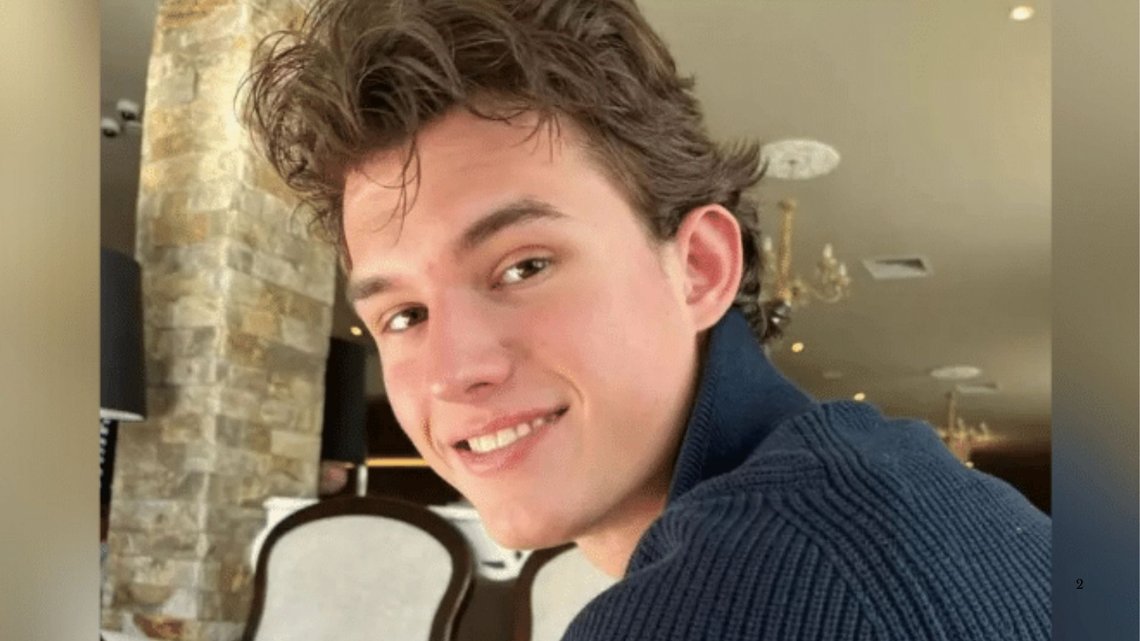 ETTERLYST: 20 år gamle Michael Luciano Borzas er siktet for drap, og befinner seg på rømmen. Ekskjæresten opplyser å være livredd. Foto: Privat ETTERLYST: 20 år gamle Michael Luciano Borzas er siktet for drap, og befinner seg på rømmen. Ekskjæresten opplyser å være livredd. Foto: Privat