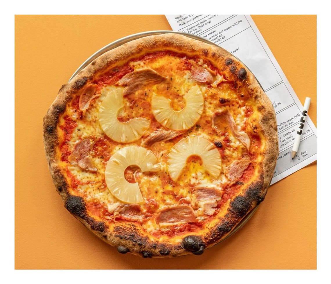 Slik ser en pizza med ananas ut på Lupa Pizza i Norwich. Den koster nesten 1400 kroner, men på torsdager får du 20 prosent rabatt! Foto: Facebook/ Lupa Pizza Slik ser en pizza med ananas ut på Lupa Pizza i Norwich. Den koster nesten 1400 kroner, men på torsdager får du 20 prosent rabatt! Foto: Facebook/ Lupa Pizza