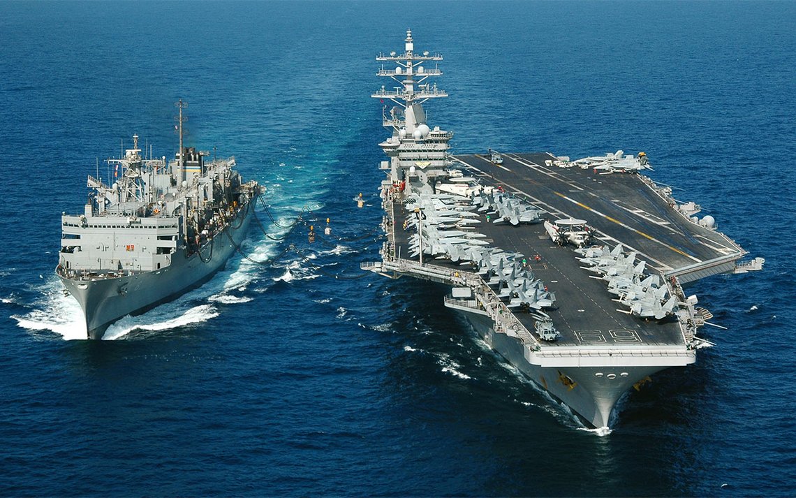 Et hurtiggående kampstøtteskip, USNS Arctic, fyllre opp hangarskipet USS Dwight D. Eisenhower. Foto: U.S. Navy by Miguel Angel Contreras Et hurtiggående kampstøtteskip, USNS Arctic, fyllre opp hangarskipet USS Dwight D. Eisenhower. Foto: U.S. Navy by Miguel Angel Contreras