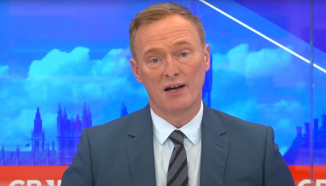 BEKLAGER: Nyhetsanker Martin Daubney brøt sammen i tårer og beklaget seg for å hikste seg gjennom nyheten om at Labour vil nekte en uavhengig granskning av grooming-skandalene i Storbritannia. Foto: GB News BEKLAGER: Nyhetsanker Martin Daubney brøt sammen i tårer og beklaget seg for å hikste seg gjennom nyheten om at Labour vil nekte en uavhengig granskning av grooming-skandalene i Storbritannia. Foto: GB News