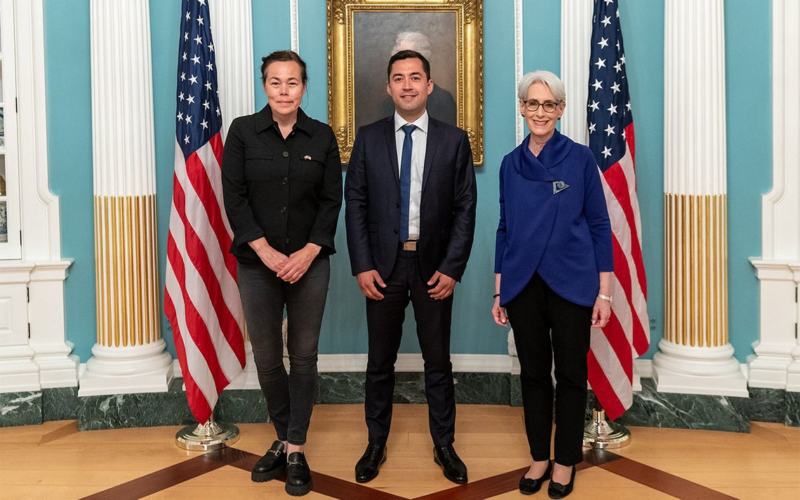 USAs viseutenriksminister Wendy Sherman møtte i juni 2022 Grønlands statsminister Múte Bourup Egede og utenriksminister Vivian Motzfeldtat i Washington. U.S. State Department Photo by Ron Przysucha/ Public Domain USAs viseutenriksminister Wendy Sherman møtte i juni 2022 Grønlands statsminister Múte Bourup Egede og utenriksminister Vivian Motzfeldtat i Washington. U.S. State Department Photo by Ron Przysucha/ Public Domain
