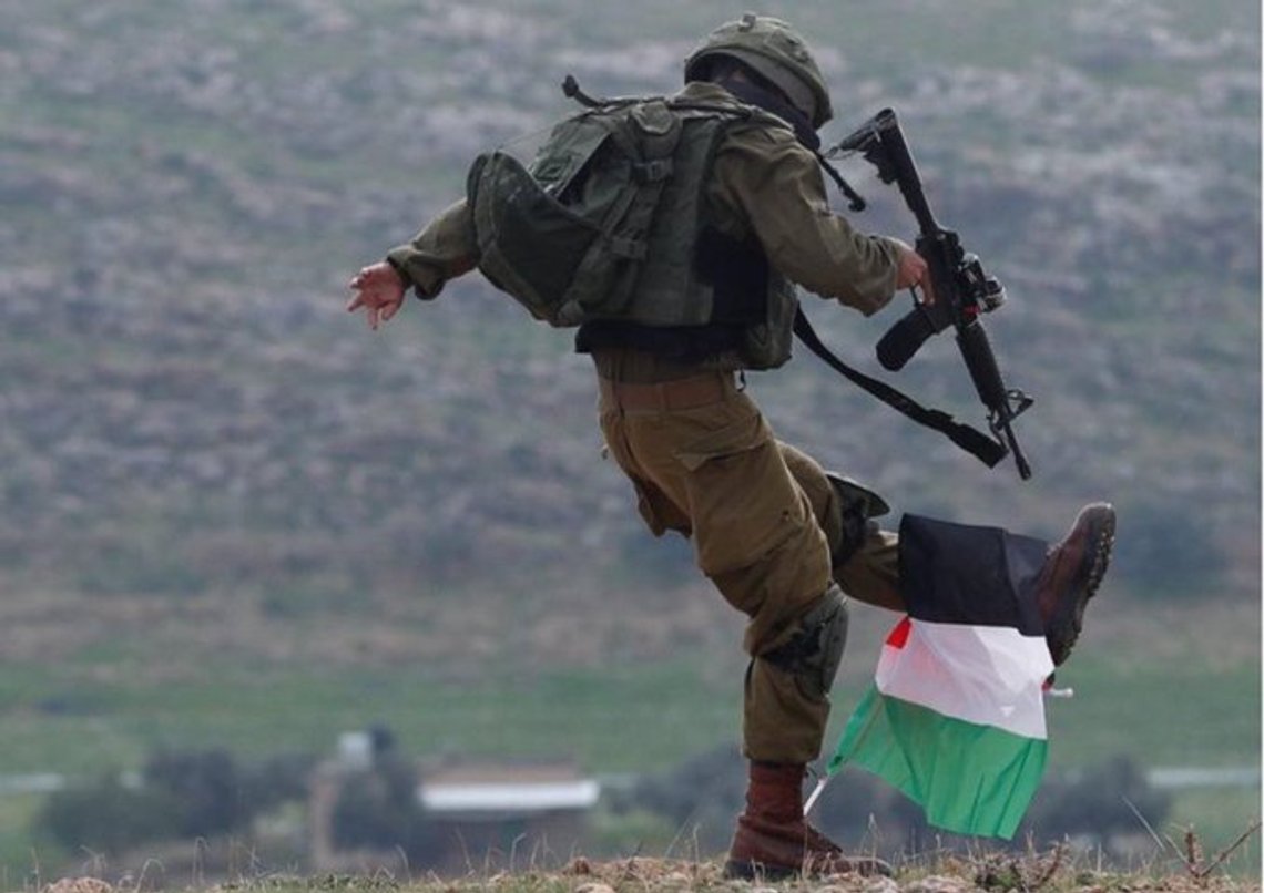 En IDF-soldat viser sin respekt for det palestinske flagget. Foto: X/ @VividProwess En IDF-soldat viser sin respekt for det palestinske flagget. Foto: X/ @VividProwess