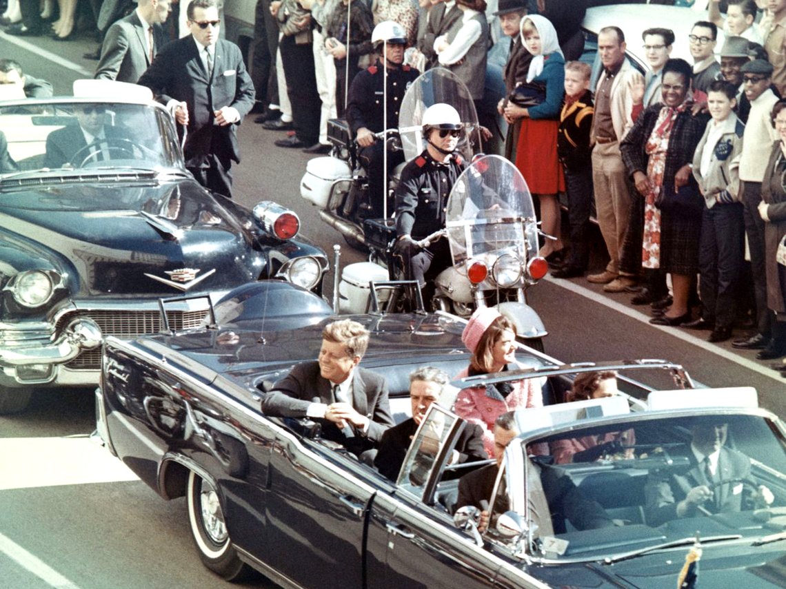 USAs president John Fitzgerald Kennedy på Main Street i Dallas, Texas, 22. november 1963. I limousinen sitter også Jacqueline Lee Bouvier «Jackie» Kennedy, Texas-guvernør John Connally og hans kone, Nellie. Foto: Walt Cisco, Dallas Morning News USAs president John Fitzgerald Kennedy på Main Street i Dallas, Texas, 22. november 1963. I limousinen sitter også Jacqueline Lee Bouvier «Jackie» Kennedy, Texas-guvernør John Connally og hans kone, Nellie. Foto: Walt Cisco, Dallas Morning News