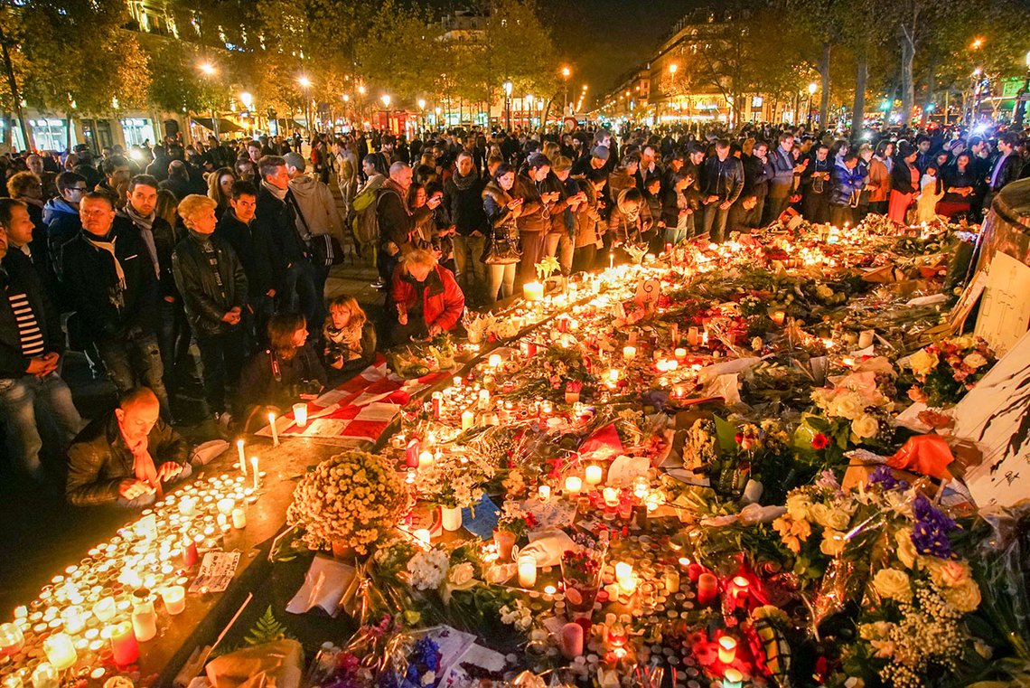 Ofrene for terroren i Paris minnes på Place de la République, 15. november 2015. Foto: Mstyslav Chernov CC BY-SA 4.0 Ofrene for terroren i Paris minnes på Place de la République, 15. november 2015. Foto: Mstyslav Chernov CC BY-SA 4.0