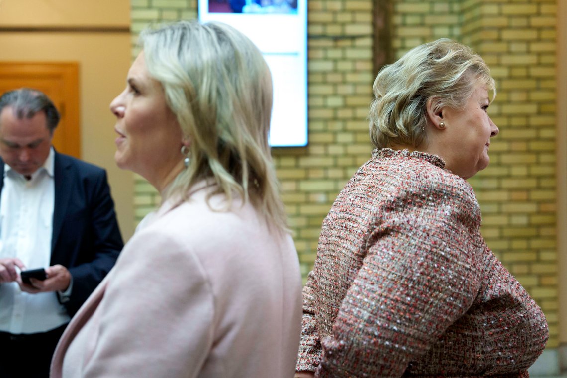 FrP-leder Sylvi Listhaug (FrP) og Høyre-leder Erna Solberg (t.h) etter muntlige spørretimen i Stortinget onsdag.
Foto: Cornelius Poppe / NTB FrP-leder Sylvi Listhaug (FrP) og Høyre-leder Erna Solberg (t.h) etter muntlige spørretimen i Stortinget onsdag.
Foto: Cornelius Poppe / NTB