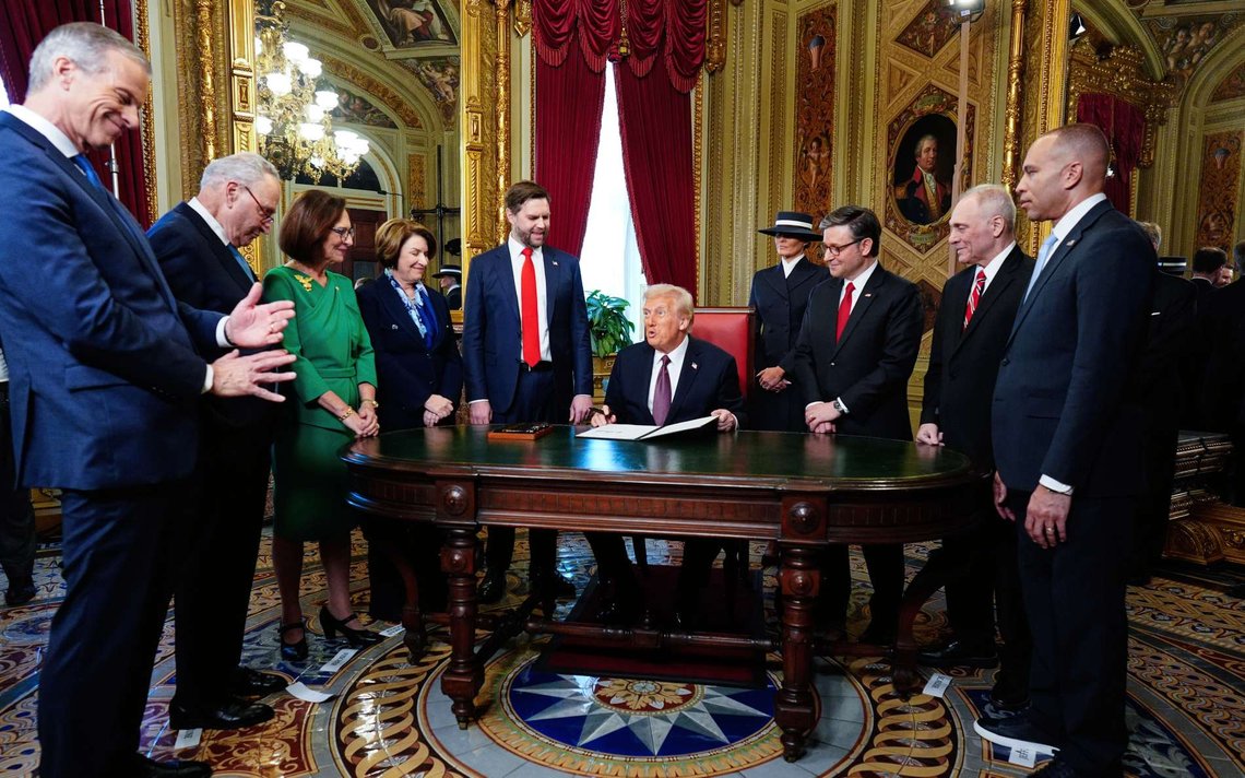 Nyinsatt president Donald Trump vil i kveld norsk tid signere flere hundre presidentordrer, blant annet om oljeutvinning og avslutning av klimatiltak. Trump omkranses her fra venstre av senatets flertallsleder, senator John Thune, mindretallsleder Chuck Schumer, senator Deb Fischer, senator Amy Klobuchar, visepresident JD Vance, presidentfruen Melania Trump, talsmann for representantenes hus, Mike Johnson, senatets flertallsleder Steve Scalise og mindretallsleder Hakeem Jeffries. (Foto: Melina Mara/The Washington Post AP) Nyinsatt president Donald Trump vil i kveld norsk tid signere flere hundre presidentordrer, blant annet om oljeutvinning og avslutning av klimatiltak. Trump omkranses her fra venstre av senatets flertallsleder, senator John Thune, mindretallsleder Chuck Schumer, senator Deb Fischer, senator Amy Klobuchar, visepresident JD Vance, presidentfruen Melania Trump, talsmann for representantenes hus, Mike Johnson, senatets flertallsleder Steve Scalise og mindretallsleder Hakeem Jeffries. (Foto: Melina Mara/The Washington Post AP)