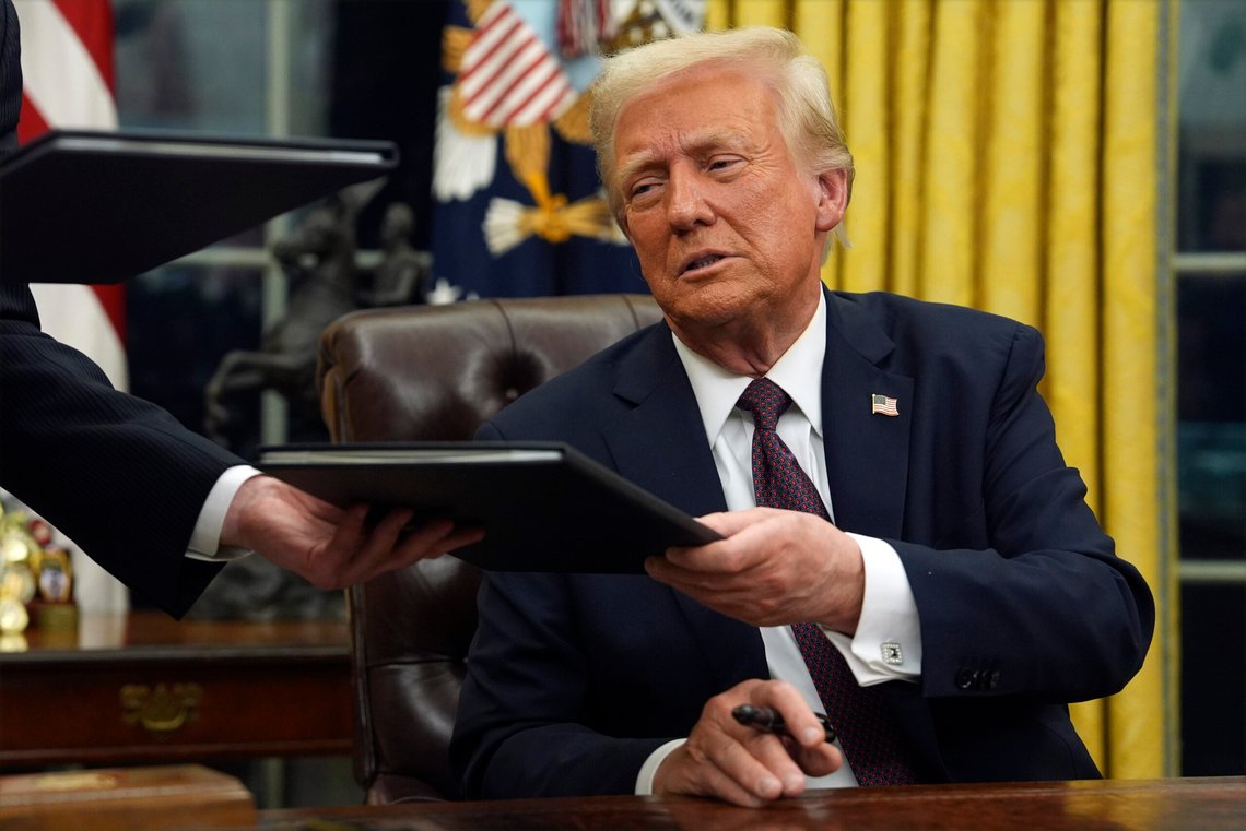 Donald Trump undertegnet en rekke presidentordrer mandag. Foto: Evan Vucci / AP / NTB Donald Trump undertegnet en rekke presidentordrer mandag. Foto: Evan Vucci / AP / NTB