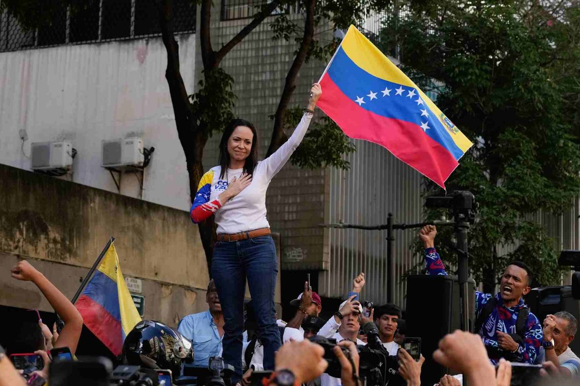 María Corina Machado under dagens protest i Venezuela, dagen før det opposisjonen mener er en illegitim presidentinnsettelse for Nicolas Maduro. (Foto: Ariana Cubillos/AP) María Corina Machado under dagens protest i Venezuela, dagen før det opposisjonen mener er en illegitim presidentinnsettelse for Nicolas Maduro. (Foto: Ariana Cubillos/AP)