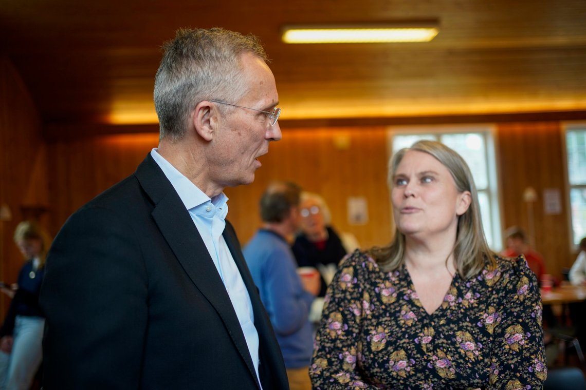 Oslo 20230501.
Natosjef Jens Stoltenberg feiret første mai sammen med Korsvoll og Tåsen Arbeiderpartilag.Der lovte han å være aktivt medlem når han kommer hjem til høsten. Siri Gåsemyr Staalesen t.h.
Foto: Terje Pedersen / NTB Oslo 20230501.
Natosjef Jens Stoltenberg feiret første mai sammen med Korsvoll og Tåsen Arbeiderpartilag.Der lovte han å være aktivt medlem når han kommer hjem til høsten. Siri Gåsemyr Staalesen t.h.
Foto: Terje Pedersen / NTB