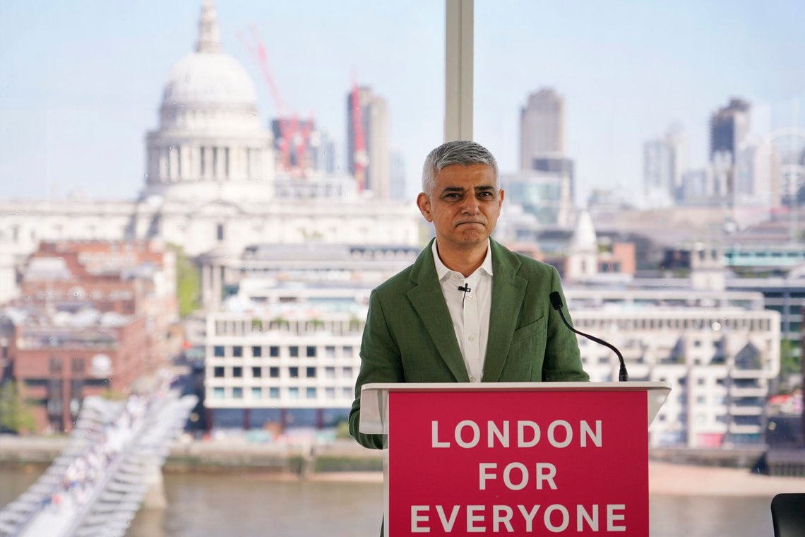 London for Everyone, erklærer borgermester Sadiq Khan. Men da inkluderer han ikke de som ankommer med fly. Khan virker mer opptatt av de som kommer i småbåter over Kanalen. Foto: AP /Alberto Pezzali/ NTB London for Everyone, erklærer borgermester Sadiq Khan. Men da inkluderer han ikke de som ankommer med fly. Khan virker mer opptatt av de som kommer i småbåter over Kanalen. Foto: AP /Alberto Pezzali/ NTB