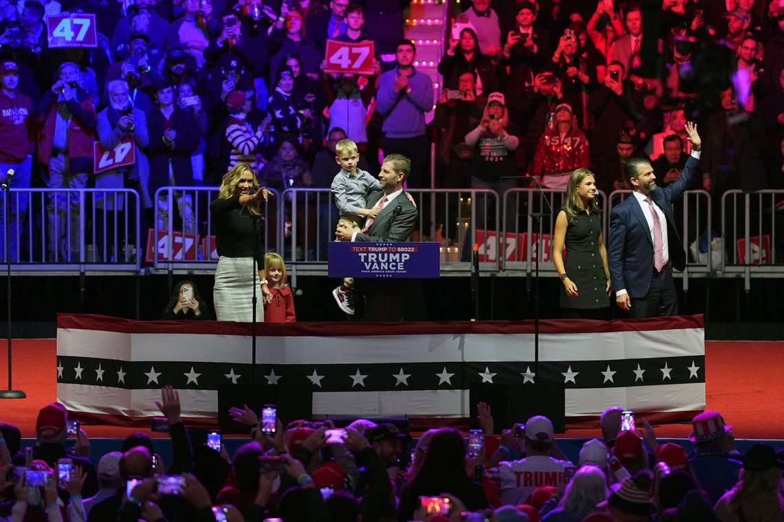 Små og store medlemmer av Trump-familien holdt taler på feiringen i Capital One Arena i Washington i går. I dag flytter Donald Trump inn i Det hvite hus. Foto AP /Matt Rourke/ NTB Små og store medlemmer av Trump-familien holdt taler på feiringen i Capital One Arena i Washington i går. I dag flytter Donald Trump inn i Det hvite hus. Foto AP /Matt Rourke/ NTB