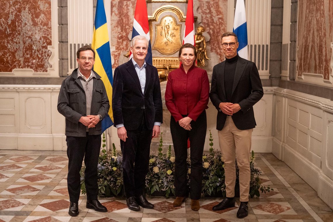 København, Danmark 20250126.
Statsminister Jonas Gahr Støre har i kveld hatt en uformell middag hos Danmarks statsminister Mette Frederiksen. Der var også Sveriges statsminister Ulf Kristersson og Finlands president Alexander Stub. Det uformelle møtet fant sted i København, på veien til morgendagens minnemarkering i Polen, 80 år etter frigjøringen av Auschwitz. Lederne diskuterte vår regionale sikkerhet, inkludert dagens kabelbrudd og maritim sikkerhet i Østersjøen, styrking av det nordiske forsvarssamarbeidet og støtten til Ukrainas forsvarskamp.
Foto: Danske statsministeriet / Handout / NTB
Handout. Bildet inngår i NTBs tilbud til abonnenter på nyhetsfoto. Bildet skal kun benyttes i forbindelse med angitt sak. København, Danmark 20250126.
Statsminister Jonas Gahr Støre har i kveld hatt en uformell middag hos Danmarks statsminister Mette Frederiksen. Der var også Sveriges statsminister Ulf Kristersson og Finlands president Alexander Stub. Det uformelle møtet fant sted i København, på veien til morgendagens minnemarkering i Polen, 80 år etter frigjøringen av Auschwitz. Lederne diskuterte vår regionale sikkerhet, inkludert dagens kabelbrudd og maritim sikkerhet i Østersjøen, styrking av det nordiske forsvarssamarbeidet og støtten til Ukrainas forsvarskamp.
Foto: Danske statsministeriet / Handout / NTB
Handout. Bildet inngår i NTBs tilbud til abonnenter på nyhetsfoto. Bildet skal kun benyttes i forbindelse med angitt sak.