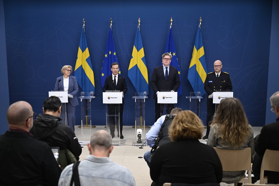 Fra venstre: Sveriges rikspolitisjef Petra Lundh, statsminister Ulf Kristersson, justisminister Gunnar Strömmer og tolldirektør Johan Norrman under en pressekonferanse i Stockholm om det økte antallet bombeattentater rundt om i landet. Foto: Pontus Lundahl, TT-NTB. Fra venstre: Sveriges rikspolitisjef Petra Lundh, statsminister Ulf Kristersson, justisminister Gunnar Strömmer og tolldirektør Johan Norrman under en pressekonferanse i Stockholm om det økte antallet bombeattentater rundt om i landet. Foto: Pontus Lundahl, TT-NTB.