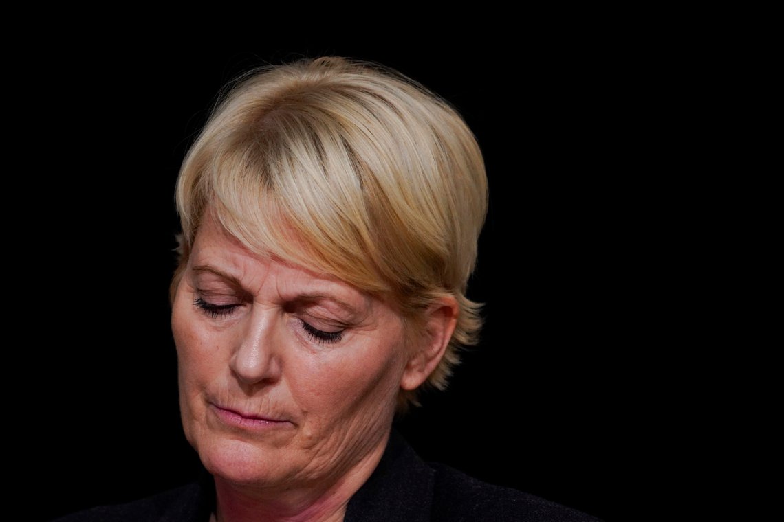 NRK skal kutte 200 millioner kroner i kostnader. Kringkastingssjef Vibeke Fürst Haugen sier de står i en tøff økonomisk situasjon. I dag ble det kjent at 84 ansatte har fått sluttpakke. Foto: Ole Berg-Rusten / NTB NRK skal kutte 200 millioner kroner i kostnader. Kringkastingssjef Vibeke Fürst Haugen sier de står i en tøff økonomisk situasjon. I dag ble det kjent at 84 ansatte har fått sluttpakke. Foto: Ole Berg-Rusten / NTB