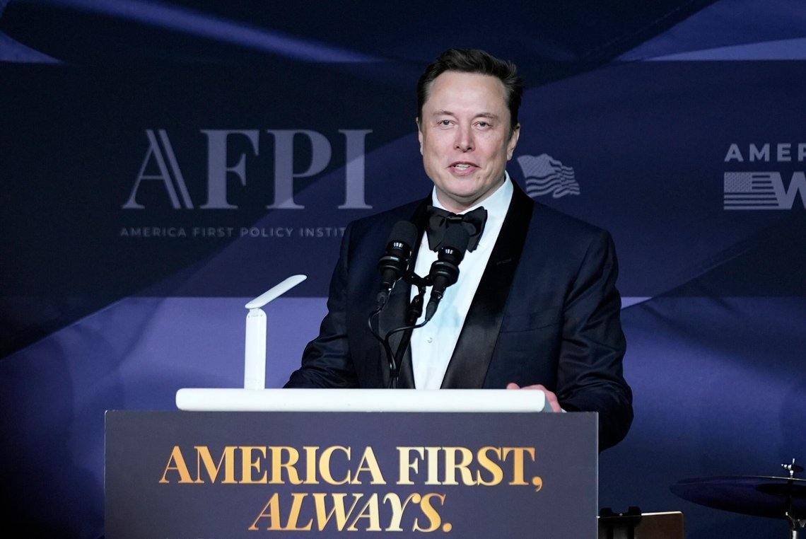 Elon Musk talte under en America First Policy Institute-galla på Trumps Mar-a-Lago-eiendom, 14. november 2024. Foto: AP / Alex Brandon/ NTB Elon Musk talte under en America First Policy Institute-galla på Trumps Mar-a-Lago-eiendom, 14. november 2024. Foto: AP / Alex Brandon/ NTB