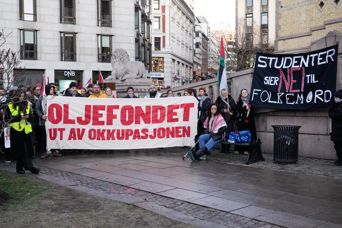 Oslo 20241214.
Fremøtte under markering en foran Stortinget for befolkningen i Gaza lørdag.
Arrangører er LO, Redd Barna, Kirkens Nødhjelp, Norsk Folkehjelp, Amnesty, Fellesutvalget for Palestina og Palestinakomiteen.
Foto: Terje Bendiksby / NTB Oslo 20241214.
Fremøtte under markering en foran Stortinget for befolkningen i Gaza lørdag.
Arrangører er LO, Redd Barna, Kirkens Nødhjelp, Norsk Folkehjelp, Amnesty, Fellesutvalget for Palestina og Palestinakomiteen.
Foto: Terje Bendiksby / NTB