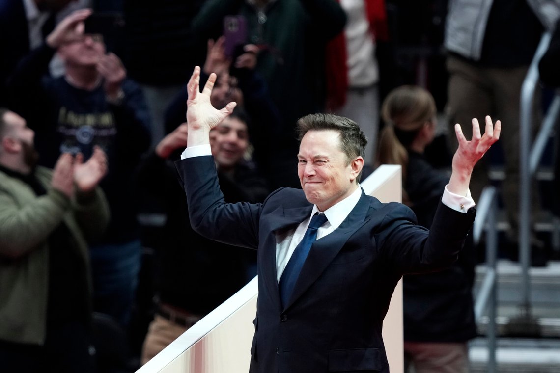 Elon Musk var i godt humør under innsettelsen av Donald Trump. Han var ikke like fornøyd i oktober, da tekstmeldinger han hadde sendt til Oljefondets sjef ble kjent offentlig. Foto: AP /Susan Walsh/ NTB Elon Musk var i godt humør under innsettelsen av Donald Trump. Han var ikke like fornøyd i oktober, da tekstmeldinger han hadde sendt til Oljefondets sjef ble kjent offentlig. Foto: AP /Susan Walsh/ NTB