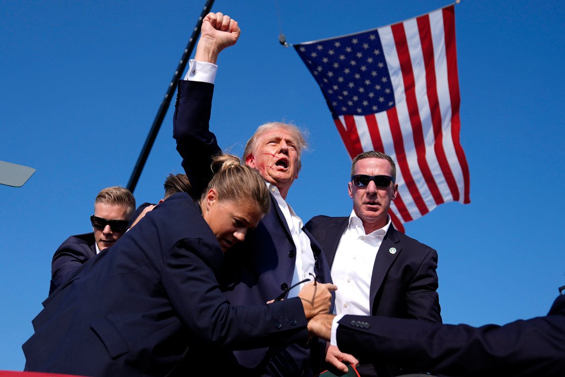 Donald Trump føres i sikkerhet av sikkerhetsagenter etter drapsforsøket i juli i Butler, Pennsylvania. Hans rop om fight, fight, fight skapte mye sympati for Trump. Foto: Evan Vucci / AP / NTB Donald Trump føres i sikkerhet av sikkerhetsagenter etter drapsforsøket i juli i Butler, Pennsylvania. Hans rop om fight, fight, fight skapte mye sympati for Trump. Foto: Evan Vucci / AP / NTB