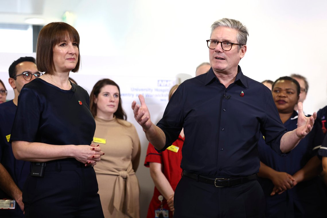 Keir Starmer og Rachel Reeves mangler støtte. Britene er misfornøyde med Labour-regjeringen, særlig økonomien. Foto: AP /Darren Staples/ NTB Keir Starmer og Rachel Reeves mangler støtte. Britene er misfornøyde med Labour-regjeringen, særlig økonomien. Foto: AP /Darren Staples/ NTB