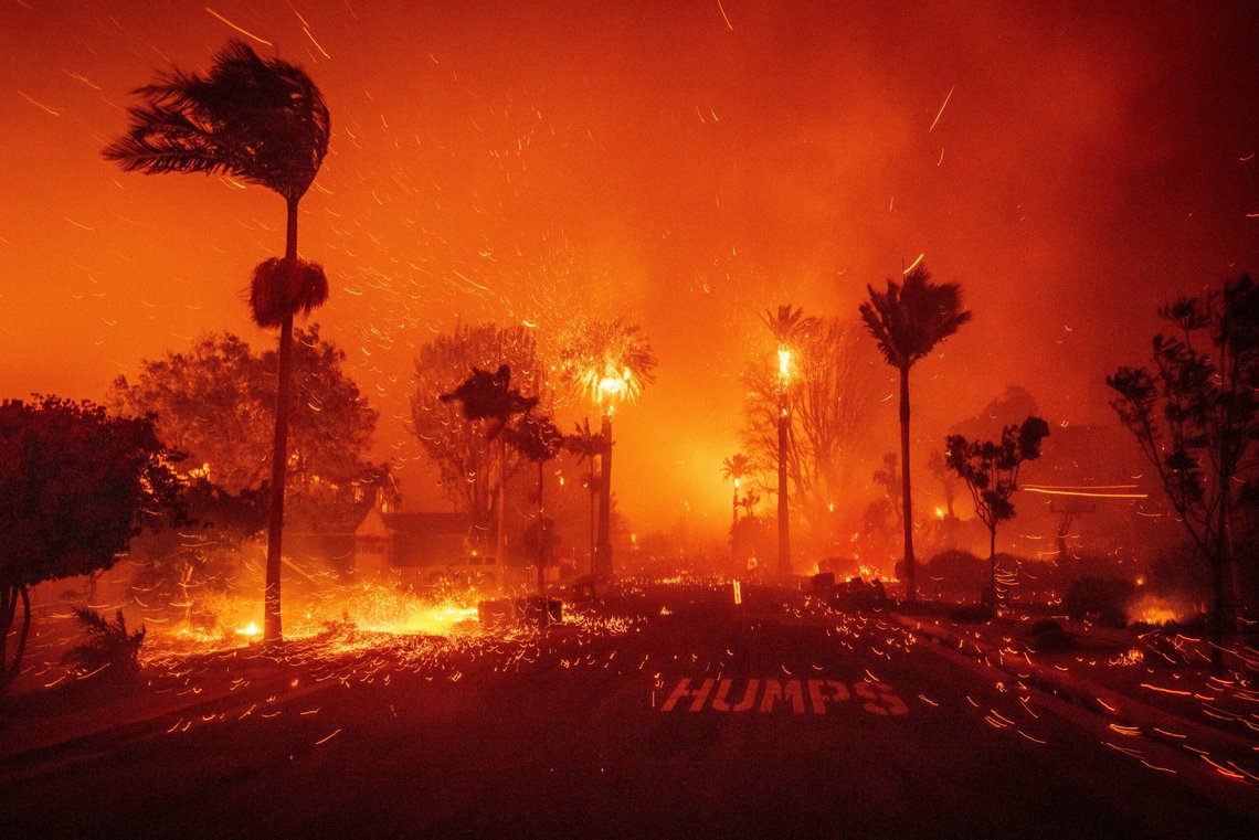 Brannen i Pacific Palisades har svidd av omtrent tusen bygninger, og mange har mistet hjemmene sine. Blant dem er flere kjente skuespillere og musikkartister. Foto: Ethan Swope / AP / NTB Brannen i Pacific Palisades har svidd av omtrent tusen bygninger, og mange har mistet hjemmene sine. Blant dem er flere kjente skuespillere og musikkartister. Foto: Ethan Swope / AP / NTB