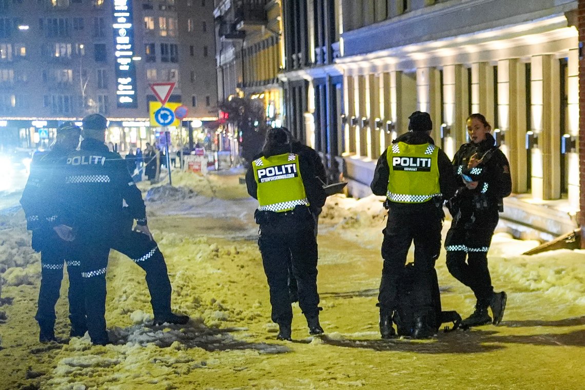 Oslo 20250113.
Det pågår en stor politiaksjon på Alexander Kiellands plass i Oslo etter at politiet fikk melding om at en mann hadde oppsøkt legevakten med stikkskader.
Foto: Terje Pedersen / NTB Oslo 20250113.
Det pågår en stor politiaksjon på Alexander Kiellands plass i Oslo etter at politiet fikk melding om at en mann hadde oppsøkt legevakten med stikkskader.
Foto: Terje Pedersen / NTB