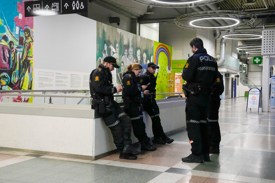 Oslo 20250128.
Politiet søker etter en person etter en person skal være knivstukket på Romsås stasjon i Oslo.
Foto: Cornelius Poppe / NTB Oslo 20250128.
Politiet søker etter en person etter en person skal være knivstukket på Romsås stasjon i Oslo.
Foto: Cornelius Poppe / NTB