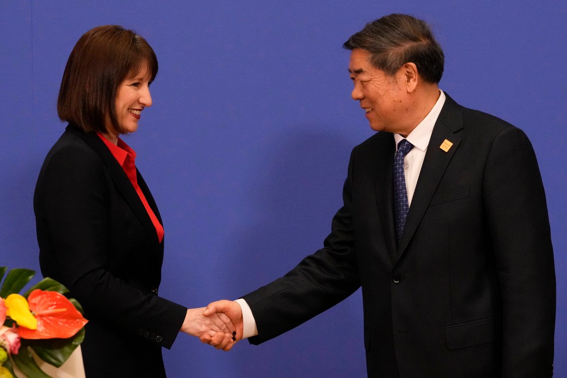 Den britiske finansministeren Rachel Reeves håndhilser på den kinesiske visestatsministeren He Lifeng under en pressekonferanse i Beijing, lørdag 11. januar 2025. Foto: AP /Aaron Favila/ NTB Den britiske finansministeren Rachel Reeves håndhilser på den kinesiske visestatsministeren He Lifeng under en pressekonferanse i Beijing, lørdag 11. januar 2025. Foto: AP /Aaron Favila/ NTB