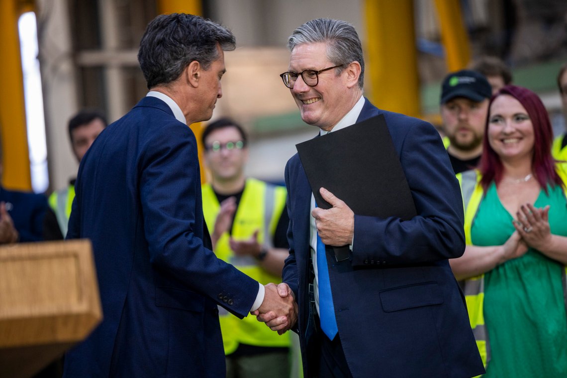 Starmer bør slutte å smile til Ed Miliband og heller gi energiministeren sparken. Foto: AP/ James Glossop/ NTB Starmer bør slutte å smile til Ed Miliband og heller gi energiministeren sparken. Foto: AP/ James Glossop/ NTB