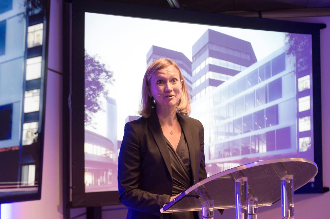 Bergen 20150821.
Adm.dir. i BT, Siv Juvik Tveitnes er med på grunnsteinsnedlegging for Media City Bergen fredag.
Foto: Marit Hommedal / NTB Bergen 20150821.
Adm.dir. i BT, Siv Juvik Tveitnes er med på grunnsteinsnedlegging for Media City Bergen fredag.
Foto: Marit Hommedal / NTB