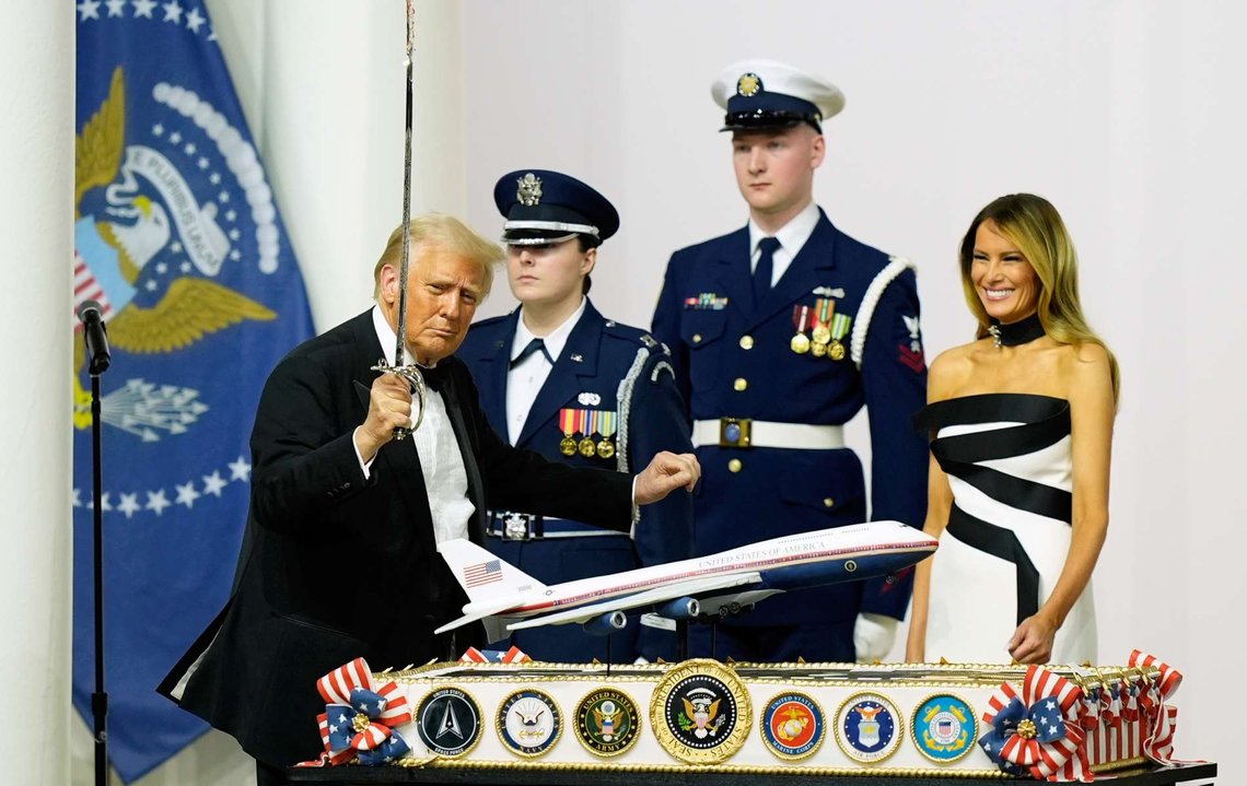 Donald Trump skjærer kake i kraft av sin posisjon som ny øverstkommanderende for USAs væpnede styrker, foran sin kone og to soldater på Commander in Chief-ballet i Washington D.C. i går kveld. (Foto: Alex Brandon/AP) Donald Trump skjærer kake i kraft av sin posisjon som ny øverstkommanderende for USAs væpnede styrker, foran sin kone og to soldater på Commander in Chief-ballet i Washington D.C. i går kveld. (Foto: Alex Brandon/AP)