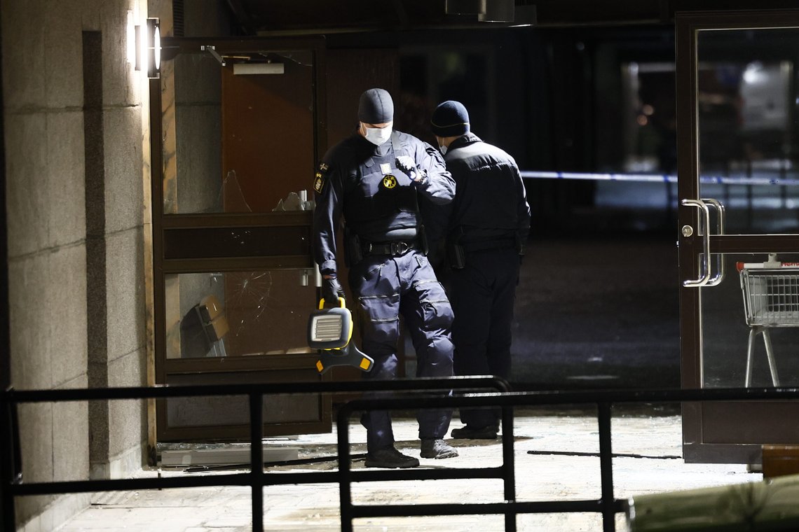 STOCKHOLM, SVERIGE 20250123
Polisens bombtekniker undersöker en port i ett flerfamiljshus i Farsta i södra Stockholm efter en explosion på torsdagskvällen. Minst två personer fick föras till sjukhus i samband med detonationen.
Foto: Stefan Jerrevång / TT / Kod 60160 STOCKHOLM, SVERIGE 20250123
Polisens bombtekniker undersöker en port i ett flerfamiljshus i Farsta i södra Stockholm efter en explosion på torsdagskvällen. Minst två personer fick föras till sjukhus i samband med detonationen.
Foto: Stefan Jerrevång / TT / Kod 60160