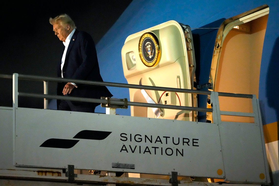 Om bord på presidentflyet Air Force One sa Donald Trump til pressen at Jordan og Egypt bør ta imot flere palestinere fra Gazastripen. Foto: Mark Schiefelbein / AP / NTB Om bord på presidentflyet Air Force One sa Donald Trump til pressen at Jordan og Egypt bør ta imot flere palestinere fra Gazastripen. Foto: Mark Schiefelbein / AP / NTB