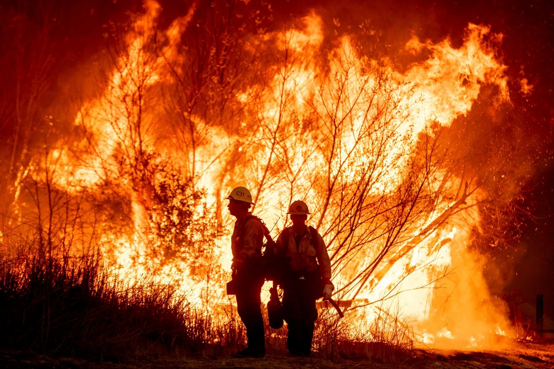 Brannmannskaper kjemper mot Kenneth-brannen i West Hills-delen av Los Angeles. Foto: AP /Ethan Swope/ NTB Brannmannskaper kjemper mot Kenneth-brannen i West Hills-delen av Los Angeles. Foto: AP /Ethan Swope/ NTB