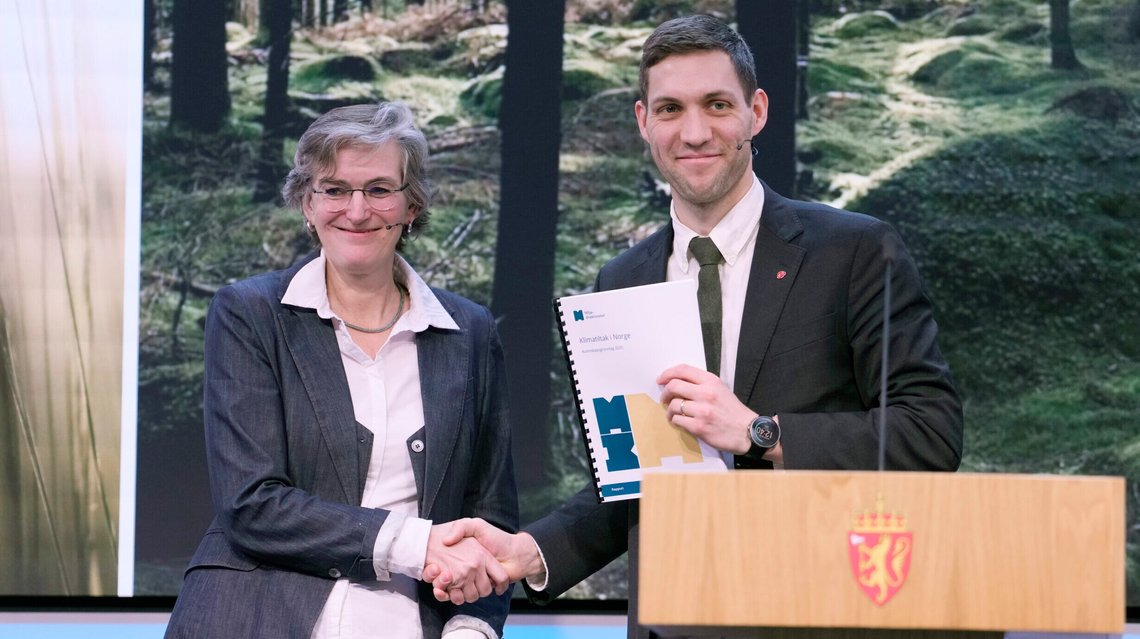 STORE KLIMAKUTT: I en ny rapport foreslår
Direktør Ellen Hambro å fase ut vedovner, kreve nullutslippsvarebiler og elektrifisere mopeder, motorsykler og snøscootere. Her overrekker hun rapporten til klima- og miljøminister Andreas Bjelland Eriksen
Foto: Javad Parsa / NTB STORE KLIMAKUTT: I en ny rapport foreslår
Direktør Ellen Hambro å fase ut vedovner, kreve nullutslippsvarebiler og elektrifisere mopeder, motorsykler og snøscootere. Her overrekker hun rapporten til klima- og miljøminister Andreas Bjelland Eriksen
Foto: Javad Parsa / NTB