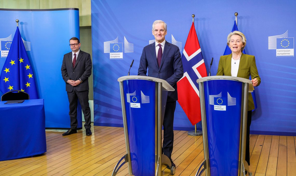 Statsminister Jonas Gahr Støre (Ap) møter Europakommisjonens president Ursula von der Leyen i 2023 for å signere avtale om «Grønn allianse», et tett samarbeid om energi, industri og klima mellom Norge og EU. Foto: Ingrid Brandal Myklebust / SMK / NTB Statsminister Jonas Gahr Støre (Ap) møter Europakommisjonens president Ursula von der Leyen i 2023 for å signere avtale om «Grønn allianse», et tett samarbeid om energi, industri og klima mellom Norge og EU. Foto: Ingrid Brandal Myklebust / SMK / NTB
