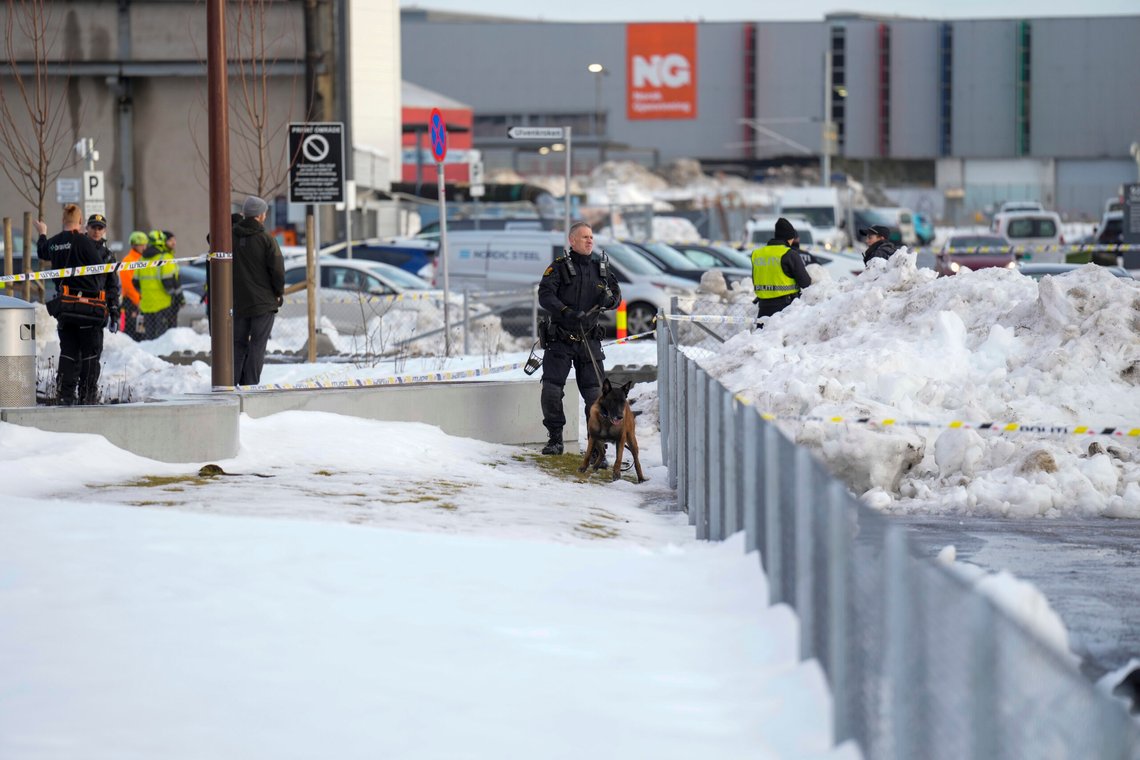 Oslo 20250117.
Person med mulig skuddskade i Oslo, politiet søker etter flere unge personer.
Politiet har mye ressurser på Ulven i Oslo etter melding om at en person skal være skutt.
Foto: Fredrik Varfjell / NTB Oslo 20250117.
Person med mulig skuddskade i Oslo, politiet søker etter flere unge personer.
Politiet har mye ressurser på Ulven i Oslo etter melding om at en person skal være skutt.
Foto: Fredrik Varfjell / NTB