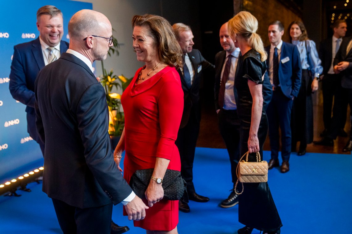 Oslo 20250108.
NHO-sjef Ole Erik Almlid tar i mot Kristin Skogen Lund før NHOs middag i Oslo Spektrum onsdag kveld.
Foto: Fredrik Varfjell / NTB Oslo 20250108.
NHO-sjef Ole Erik Almlid tar i mot Kristin Skogen Lund før NHOs middag i Oslo Spektrum onsdag kveld.
Foto: Fredrik Varfjell / NTB