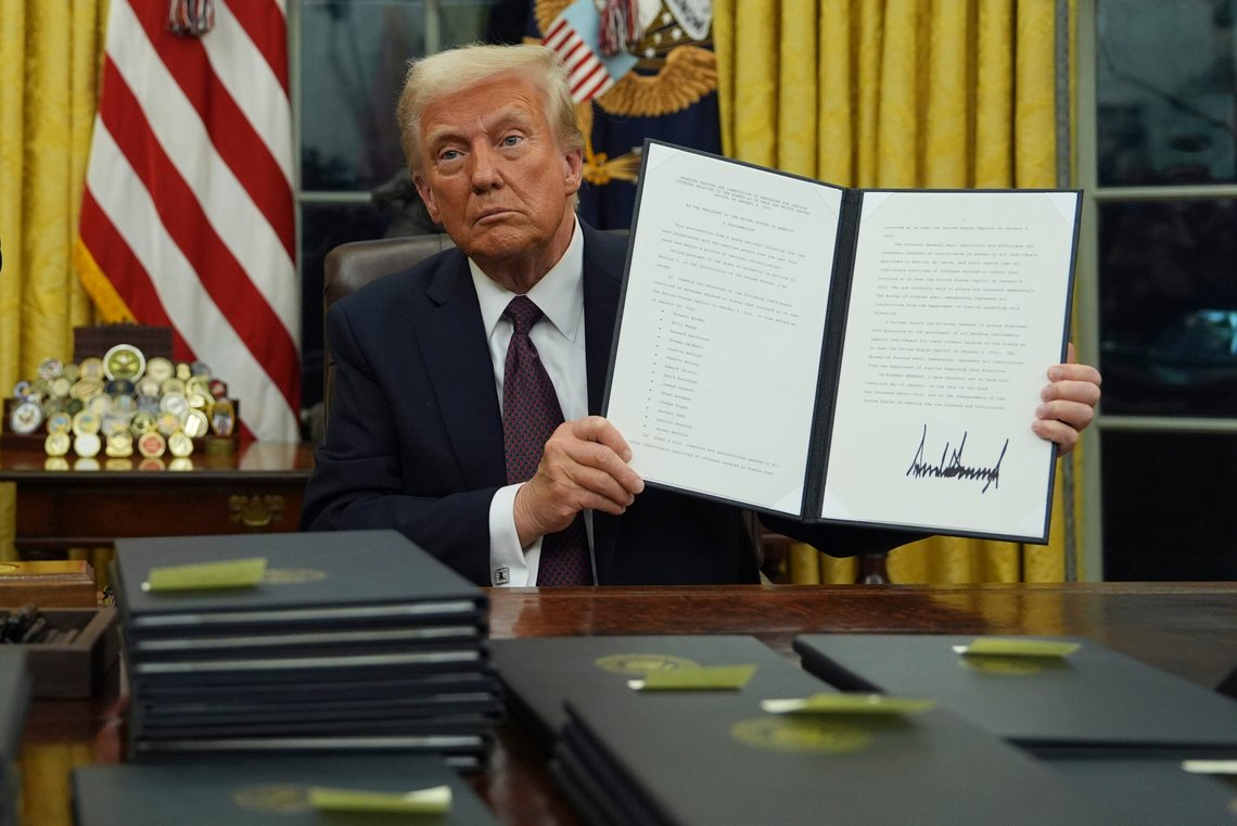 USAs president Donald Trump holder fram dokumentet som benåder rundt 1500 av de såkalte 6. januar-dømte. Foto: Evan Vucci / AP / NTB USAs president Donald Trump holder fram dokumentet som benåder rundt 1500 av de såkalte 6. januar-dømte. Foto: Evan Vucci / AP / NTB