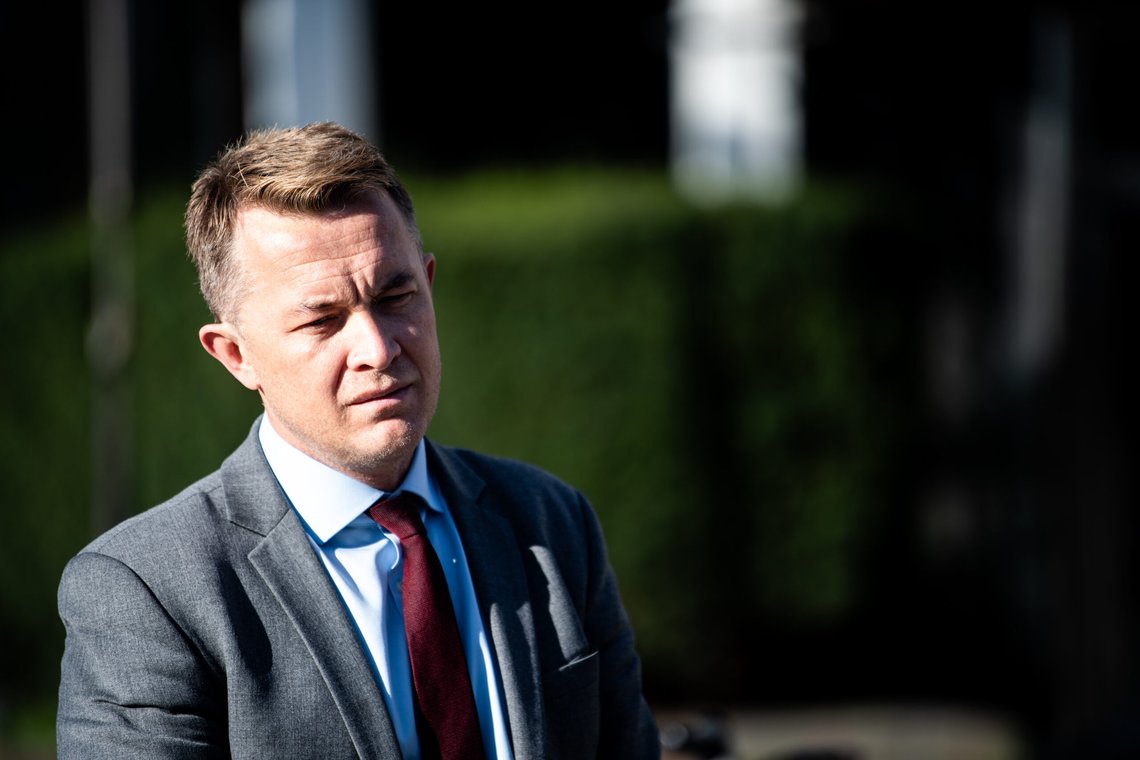 Oslo 20240417.
Statssekretær Andreas Motzfeldt Kravik (Ap) lytter til Aksjonsgruppa for Palestinas Blandakor for våpenhvile holder en minikonsert utenfor utenriksdepartementet på 7. juni-plassen.
Foto: Annika Byrde / NTB Oslo 20240417.
Statssekretær Andreas Motzfeldt Kravik (Ap) lytter til Aksjonsgruppa for Palestinas Blandakor for våpenhvile holder en minikonsert utenfor utenriksdepartementet på 7. juni-plassen.
Foto: Annika Byrde / NTB